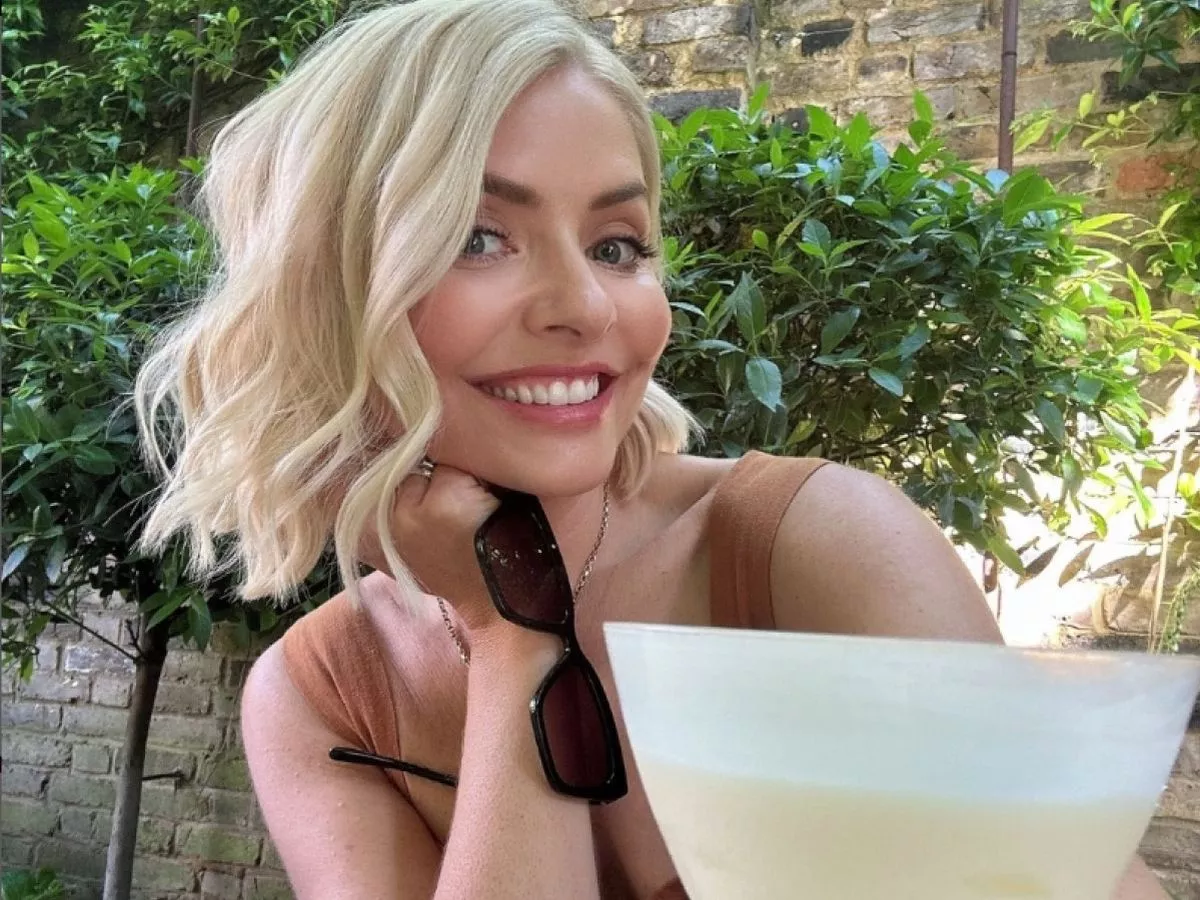 Holly Willoughby’s boozy send-off with celeb pals before jetting to Costa Rica for £10m TV show – The Mirror