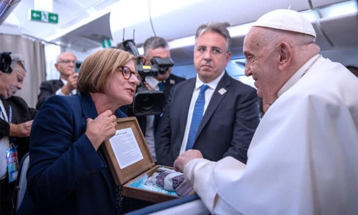 Pope Francis Receives Symbolic Environmental Gift from Costa Rica : – The Tico Times